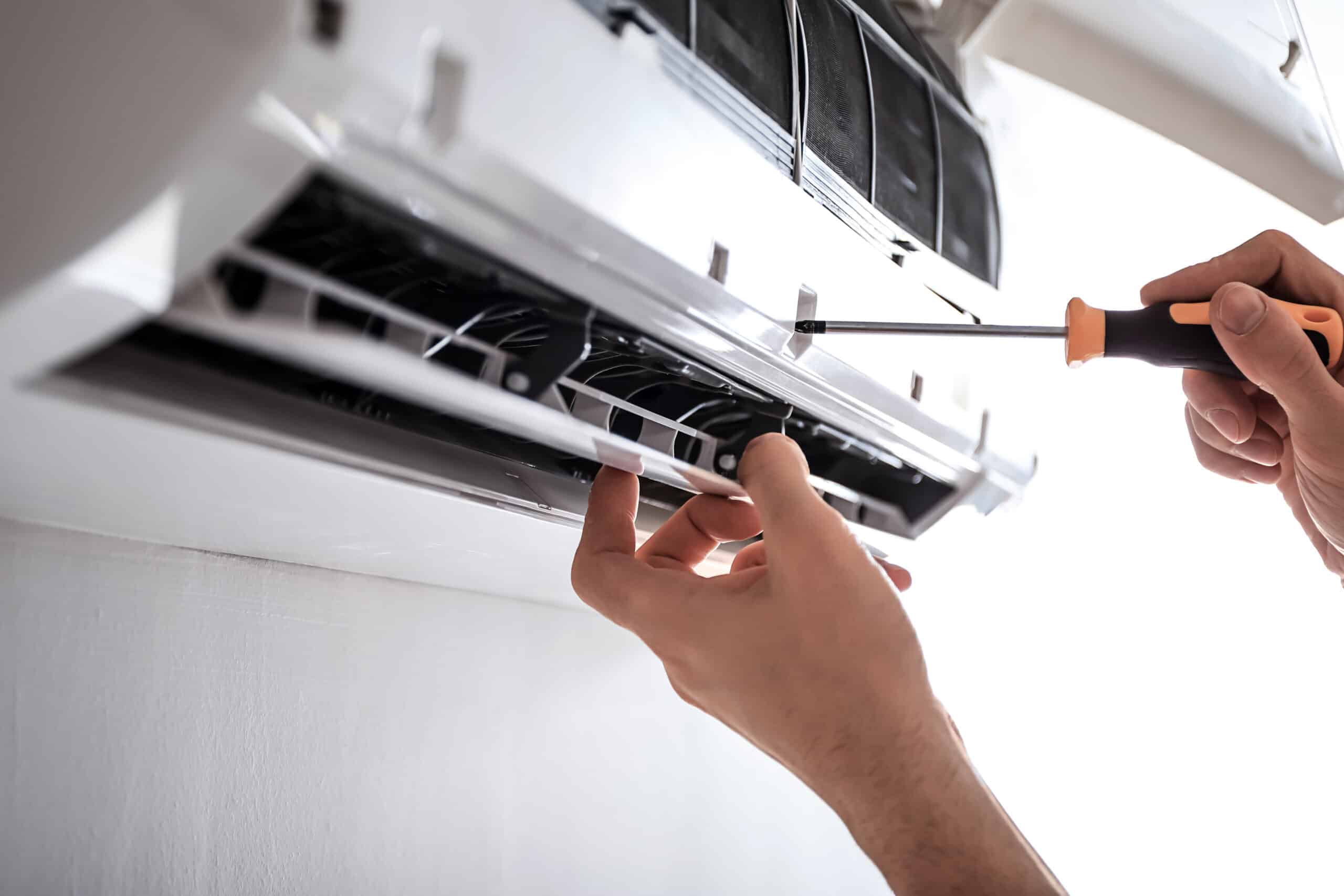 Klima dış ünitesinde manifold ile gaz ve basınç ölçümü